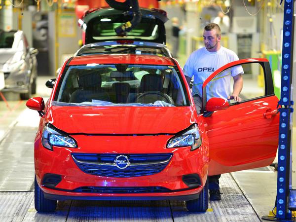Produktion des Kleinwagens Corsa im Opel-Werk in Eisenach, Thüringen im Jahr 2014. 2019 soll eine vollelektrische Version des Modells vom Band laufen. 