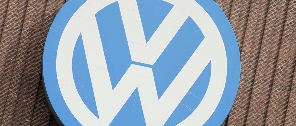Das Logo der Volkswagen AG an der Fabrikfassade in Wolfsburg.