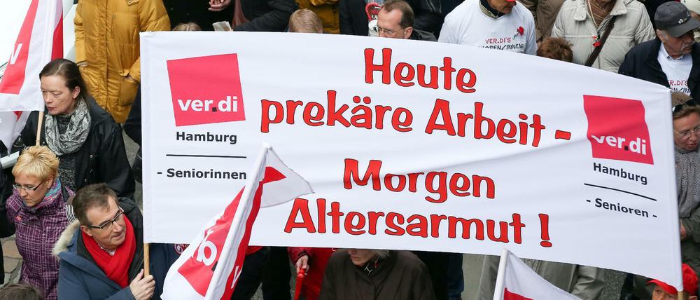 DGB-Demo in Hamburg: Gewerkschafter warnen vor Altersarmut. 