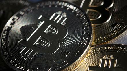 Bitcoin-Münzen liegen auf einem Tisch.