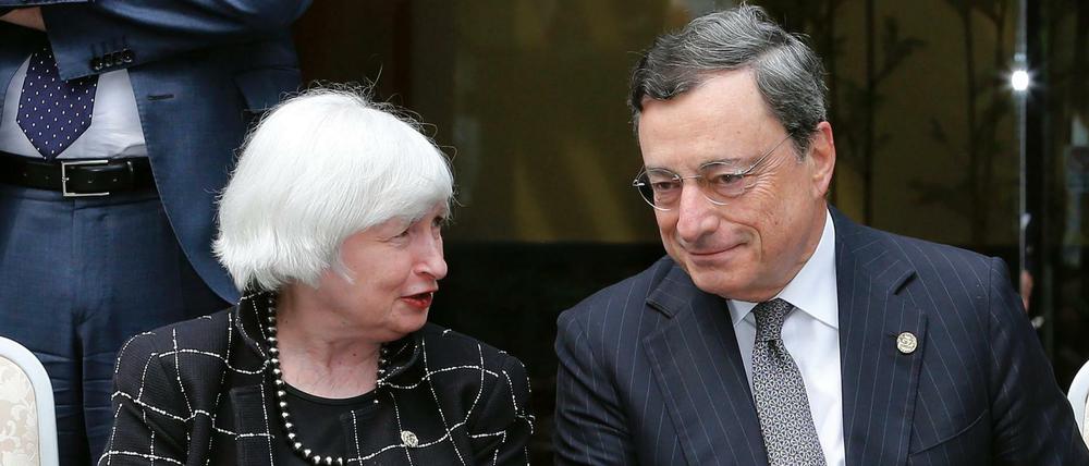 Fed-Chefin Janet Yellen und EZB-Chef Mario Draghi teilen ein Problem: Ihnen muss der Ausstieg aus der lockeren Geldpolitik gelingen.
