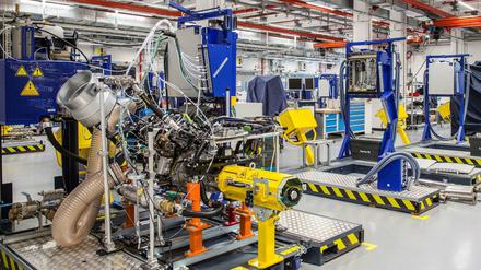 Wo Autos ihren Ursprung nehmen. Blick in das Opel-Entwicklungszentrum, wo Triebwerke mit einem Schwebekissen in die Prüfstände einfahren und technisch auf Tests vorbereitet werden. 