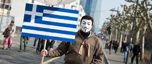 Ein Mann mit Guy-Fawkes-Maske demonstriert vor der EZB gegen die Politik der Griechenland-Gläubiger.