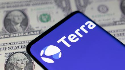 Ein Smartphone mit Terra-Logo liegt auf US-Dollar (Illustration)