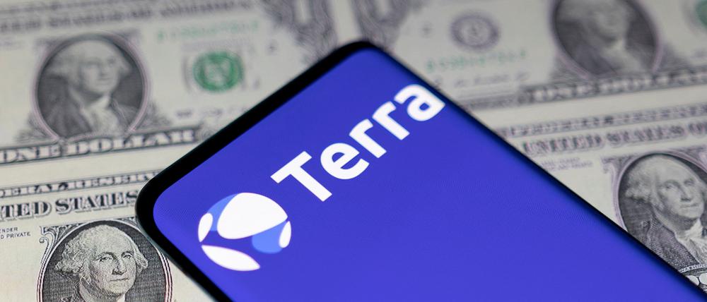 Ein Smartphone mit Terra-Logo liegt auf US-Dollar (Illustration)