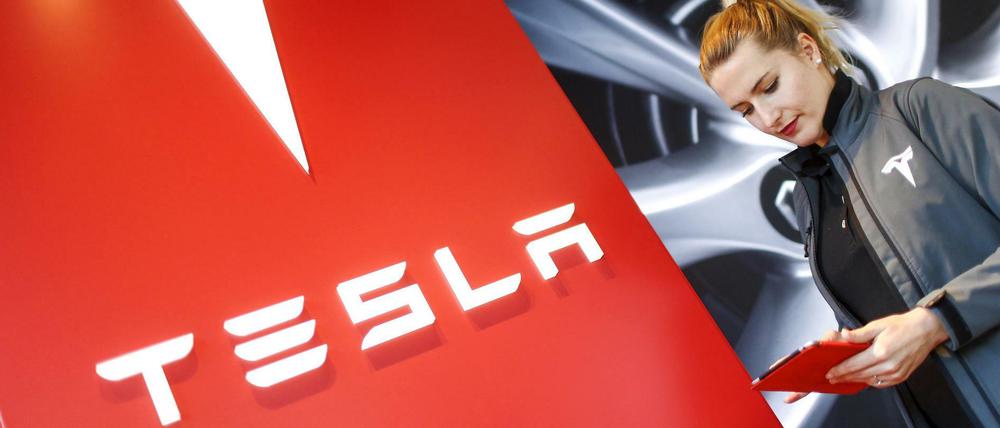 Obwohl Tesla regelmäßig hohe Verluste einfuhr, wurde das Unternehmen an der Börse als innovativer Fahnenträger der E-Mobilität gefeiert.