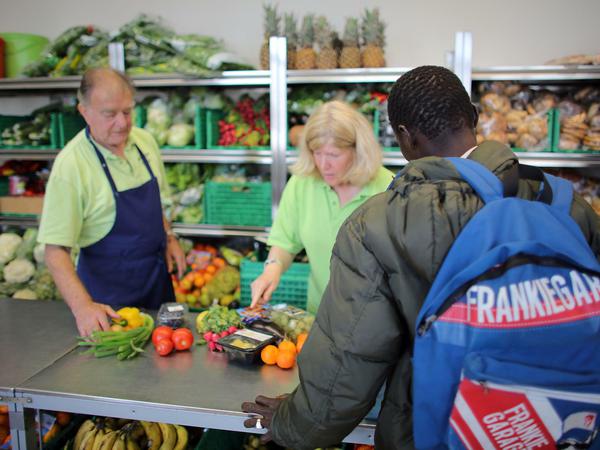 Mitarbeiter der Tafel in Mechernich (NRW) Ende Oktober 2015 geben Lebensmittel an Flüchtlinge aus. Die Helfer dort sprechen von "Futterneid unter den Bedürftigen".