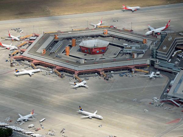 Der Flughafens Berlin Tegel mit seinem Markanten Terminal aus dem Jahr 1974. Hier eine Luftaufnahme von 2013.
