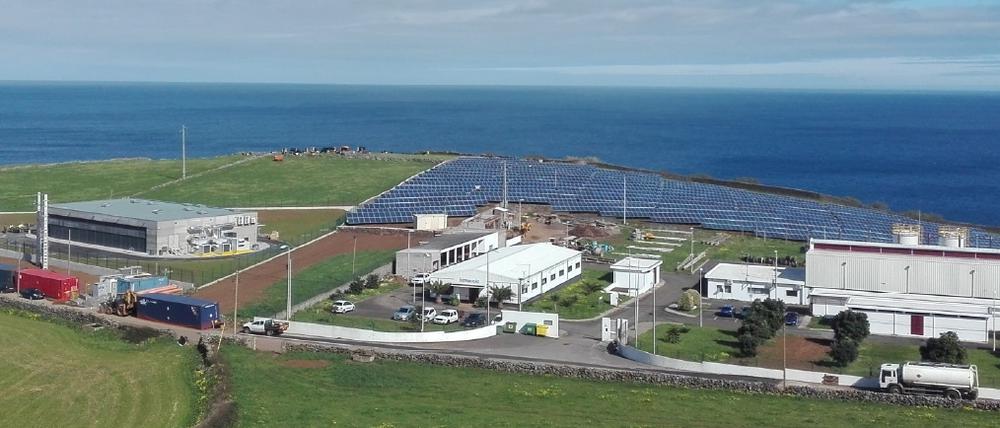 Die Azoren-Insel Graciosa. Ein Teil des Stroms kommt von dem Solarkraftwerk rechts im Bild. Gespeichert wird er in Li-Io-Batterien. Die befinden sich in dem Betonbau auf der linken Bildhälfte.