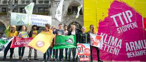 Kritiker: Vor dem G7-Gipfel auf Schloss Elmau demonstrieren junge Leute gegen TTIP.