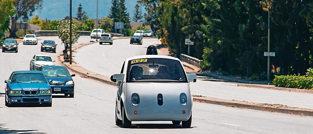 Das "Google Self-Driving Car" entwickelt der Internetkonzern Google Technologien für autonom, beziehungsweise ganz ohne Fahrer fahrende Autos.