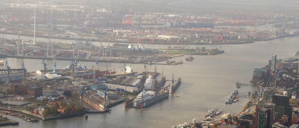 Blick in Hamburg auf den Hafen mit der Werft Blohm + Voss (links) und den Containerterminals (oben).