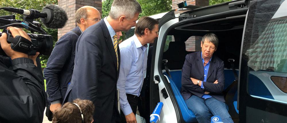 Umweltministerin Hendricks beim Besuch eines Volkswagen-Werkes.