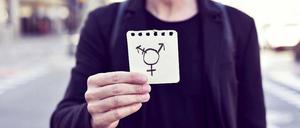 Für intergeschlechtliche Menschen wird bald eine dritte Geschlechtsoption eingeführt.