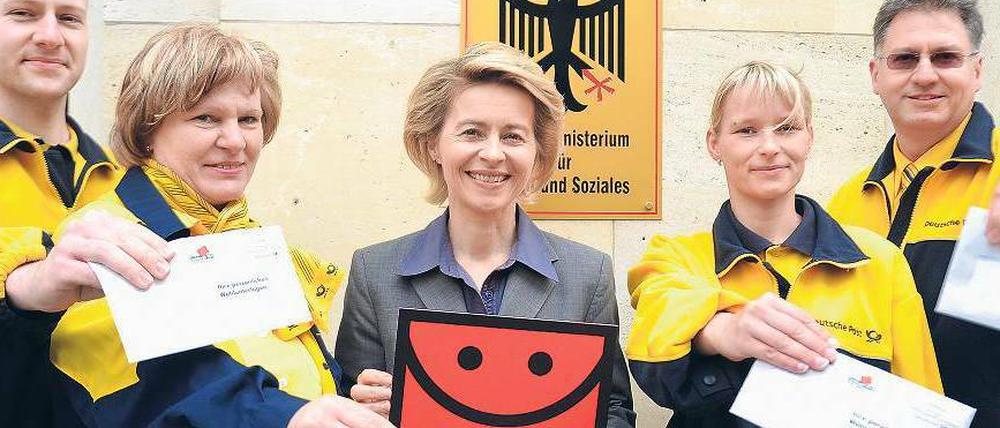 Werbung für die Sozialwahl machen Bundesarbeitsministerin Ursula von der Leyen (CDU) und Mitarbeiter der Post. Sie ist mit 48 Millionen Wahlberechtigten eine der größten Abstimmungen des Landes.