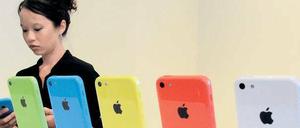 Das iPhone 5C. C steht für „colorful“, also farbig. Mit grün, blau, gelb, rot oder weiß bietet Apple jetzt eine größere Farbauswahl. 