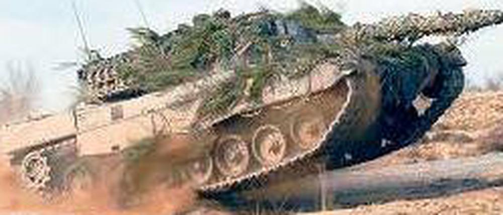 Ungetüm aus Deutschland. Krauss-Maffei Wegmann produziert den Panzer Leopard 2 gemeinsam mit Rheinmetall.