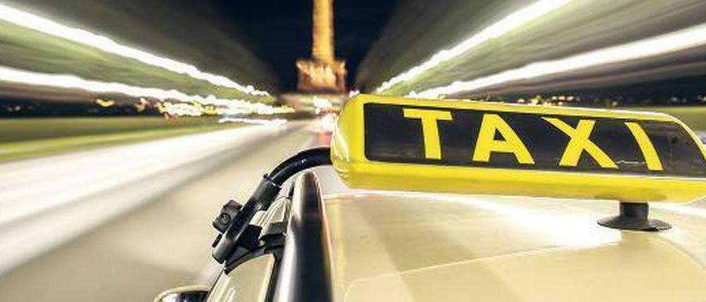 Die zum Daimler-Konzern gehörende Vermittlungs-App myTaxi darf vorerst auch in und um Stuttgart mit Rabatten für Taxifahrten werben. 