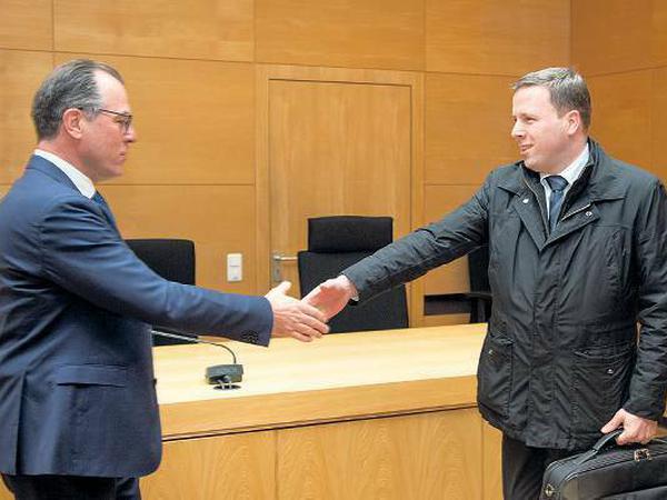 Ritual: Clemens (links) begrüßt Robert im Gericht stets mit Handschlag. Foto: dpa