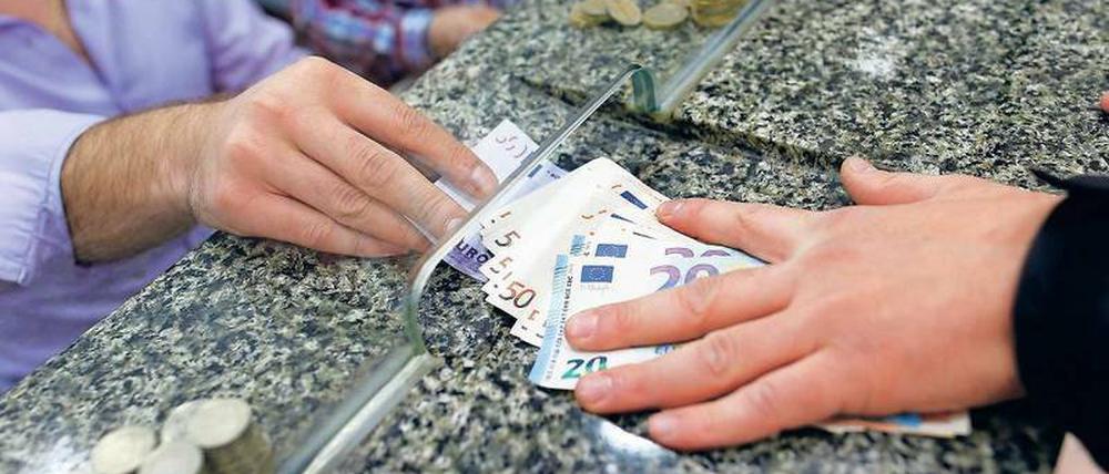 Die Türken wechseln ihr Geld in harte Währung. Ausgabeschalter in Istanbul. 