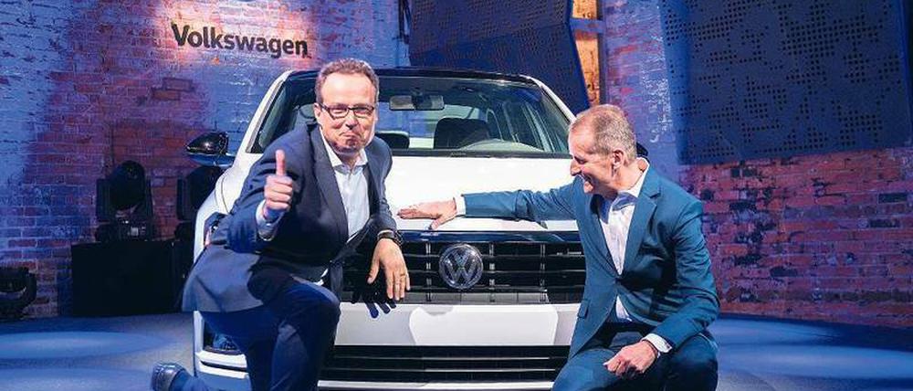 Hoffnungsträger. Nordamerika-Chef Hinrich Woebcken und VW-Markenchef Diess (r.) mit dem neuen Jetta. 