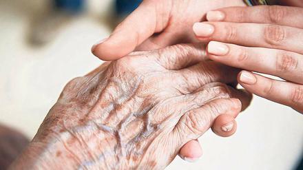 Stetig mehr Pflegebedürftige gibt es in der alternden Gesellschaft. Ohne erheblich bessere Arbeitsbedingungen wird es nicht genügend Pflegekräfte geben. 