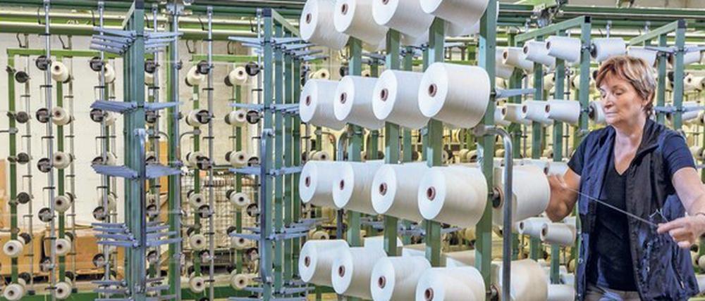 Mittelständische Unternehmen in Deutschland, etwa in der Textilindustrie, haben mit hohen Strompreisen zu kämpfen.