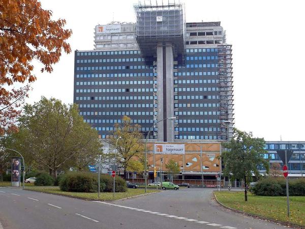 Betten statt Büros. Die spanische Hotelkette Riu baut das ehemalige Philips-Hochhaus in Schöneberg zum Vier-Sterne-Haus um.
