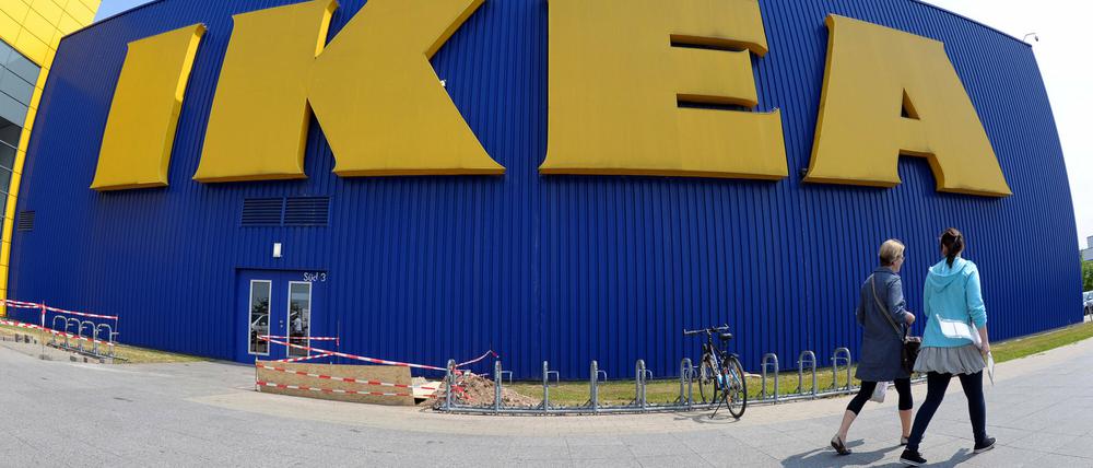 Möbelriese. Ikea erzielte in Deutschland im Geschäftsjahr 2014/2015 (31. August) einen Umsatz von 4,35 Milliarden Euro.
