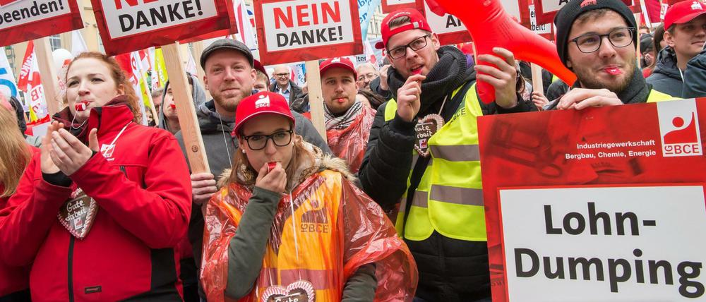 Umstrittenes Arbeitsmodell. Bürger demonstrieren in München gegen die schlechtere Bezahlung von Zeitarbeitern.