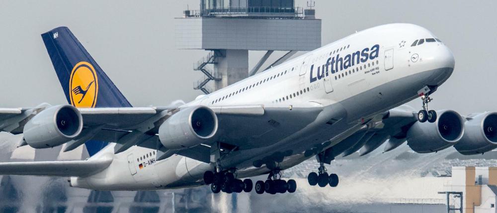 Ein Jumbo vom Typ Airbus A380-800, getauft auf den Namen "New York" beim Start in Frankfurt am Main. 