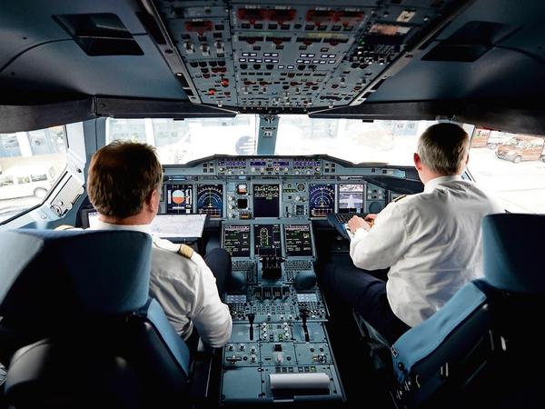 Zwei Piloten im Cockpit eines Lufthansa-Airbus A380.