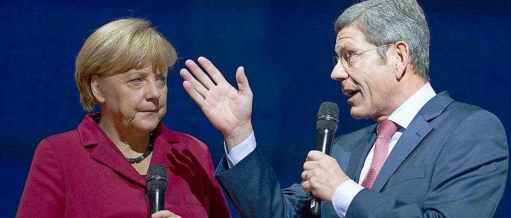 Wo geht's lang zum Freihandelsabkommen? Der deutsche Ford-Chef Bernhard Mattes im Gespräch mit Angela Merkel.