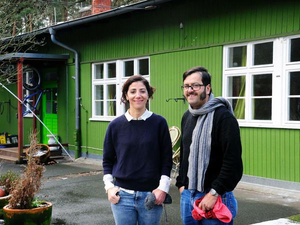 Neil und Gülnur Nadarajah vor ihrem 1999 gegründetem Hostel in Berlin-Grunewald. 