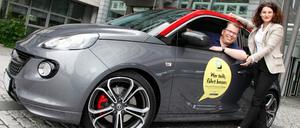 Einstieg ins Carsharing. Opel-Marketingchefin Tina Müller und Jan Wergin, Direktor Opel Community Carsharing, stellen die "Car-Unity" vor. 
