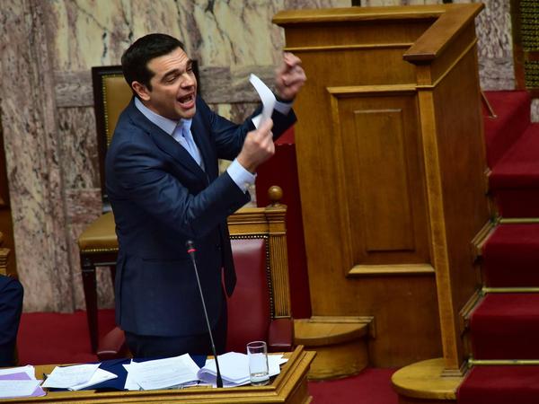 Griechenlands Premier Alexis Tsipras, einst gewählt als Hoffungsträger der Linken in Griechenland, hat nun schlechte Umfragewerte. Die Konservativen, die das Land in den Ruin gewirtschaftet haben, bereiten sich derweil auf einen Machtwechsel vor. 
