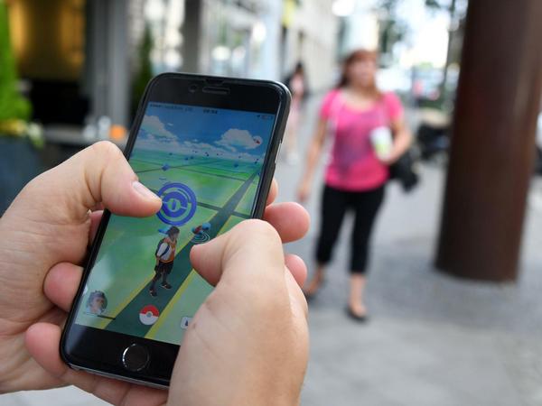 Aufs Handy konzentriert statt auf die Straße: Der ADAC warnt Pokémon-Go-Spieler vor Gefahren. 