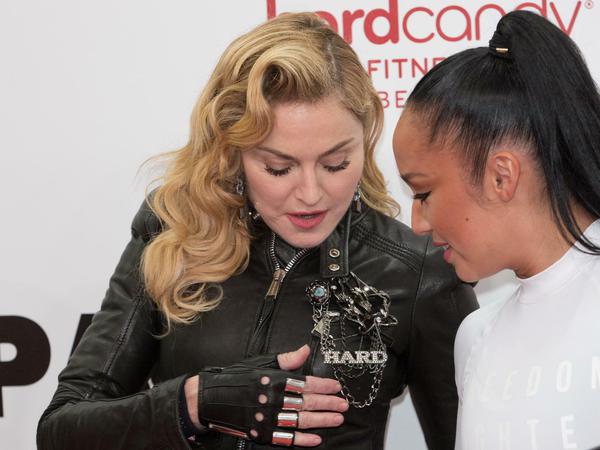 Einmaliger Besuch: Popsängerin Madonna mit ihrer persönlichen Fitness-Trainerin Nicole Winhoffer bei der Eröffnung des Hard Candy-Clubs auf der Truman Plaza in Berlin. 