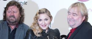 Popsängerin Madonna und die Unternehmer Jürgen (l) und Ralf Jopp bei der Eröffnung des ersten Clubs 2013 in Berlin. 