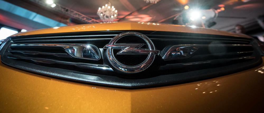 Der neue Opel Ampera-E steht am 07.11.2016 in Frankfurt am Main (Hessen) bei einer Presse-Präsentation unter Kronleuchtern. 