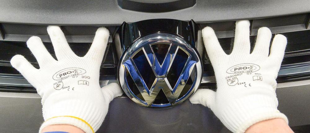 Glänzen tut das VW-Logo immer noch. Doch zumindest in Sachen Vertrauen ist der Lack der Wolfsburger Weltmarke angekratzt. 