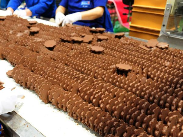 Immer weniger von ihnen landen tatsächlich in den Packungen, kritisieren Verbraucherschützer: Kekse in einer Bahlsen-Fabrik.