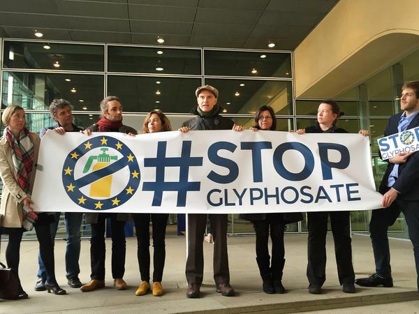 Vertreter der europäischen Bürgerinitiative gegen Glyphosat demonstrieren im Oktober 2017 in Brüssel mit einem Transparent.