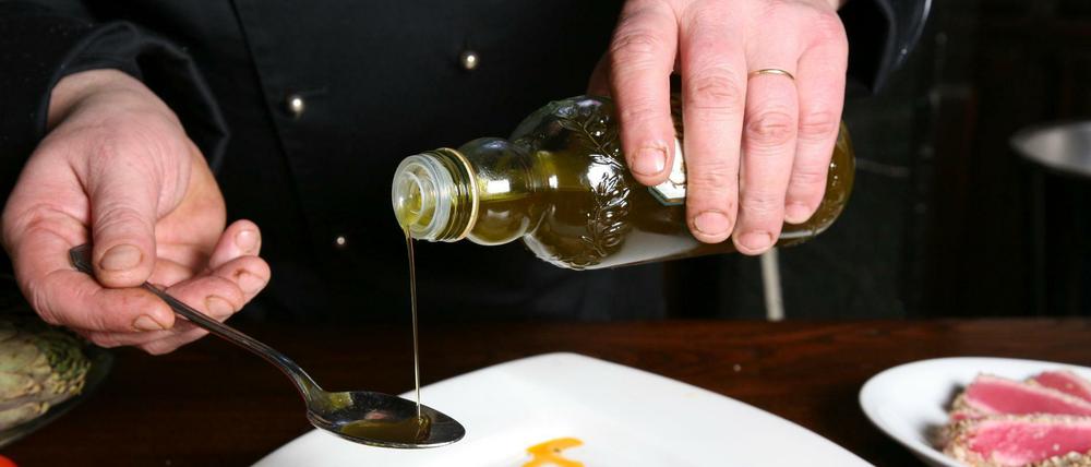 Nicht jedes der getesteten Olivenöle ist zum Verzehr geeignet, sagt Stiftung Warentest.