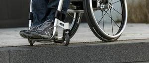 Rollstuhlfahrer treffen im Berliner ÖPNV regelmäßig auf unüberwindbare Hindernisse.