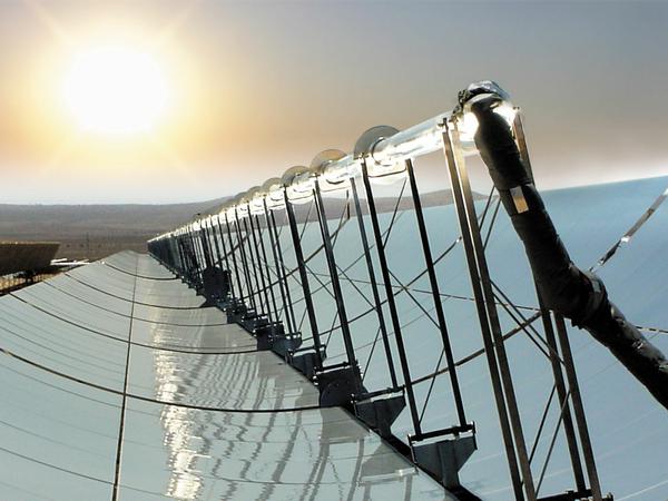 Solarthermischen Parabolrinnenkraftwerk in der Nähe von Las Vegas. Zunächst stand diese Technologie im Zentrum der Desertec-Planer. Heute geht es auch um Fotovoltaik und Windenergie.