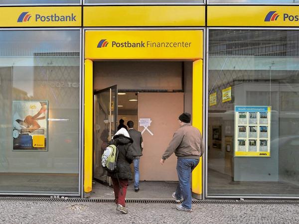 Postbank-Filiale in Berlin: Nach fünf Überfällen auf Münzautomaten im Februar 2017 legt die Bank diese Geräte in Berlin bis auf weiteres still. Nachrichtenmagazin, ohne genaue Quellen zu nennen.