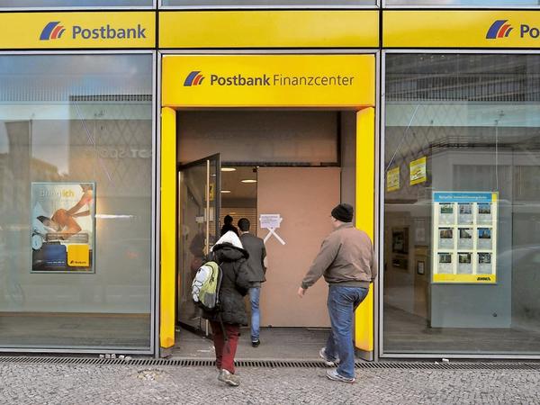 Die Postbank hat ihr Kontomodell überarbeitet. Ab November verlangt sie von den meisten Kunden Geld für die Kontoführung.