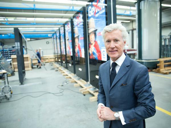 Jean-Francois Decaux ist seit der Übernahme des Konkurrenten Wall AG auch für dessen Geschäft verantwortlich. Das Foto entstand im Produktionswerk der Wall AG in Velten nördlich von Berlin am im Mai 2016. 