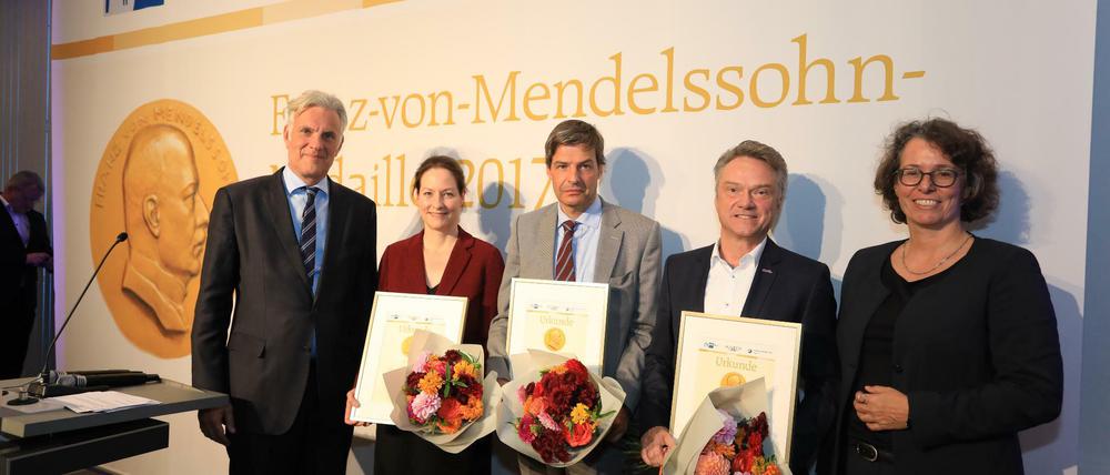 Die Preisträger, eingerahmt von Stephan Schwarz und Beatrice Kramm, Präsident und Präsidentin der Berliner Kammern. Vertreter von Pfizer, Zitronenblau und Kleine Reinigung (von links) nahmen die Medaille entgegen. 
